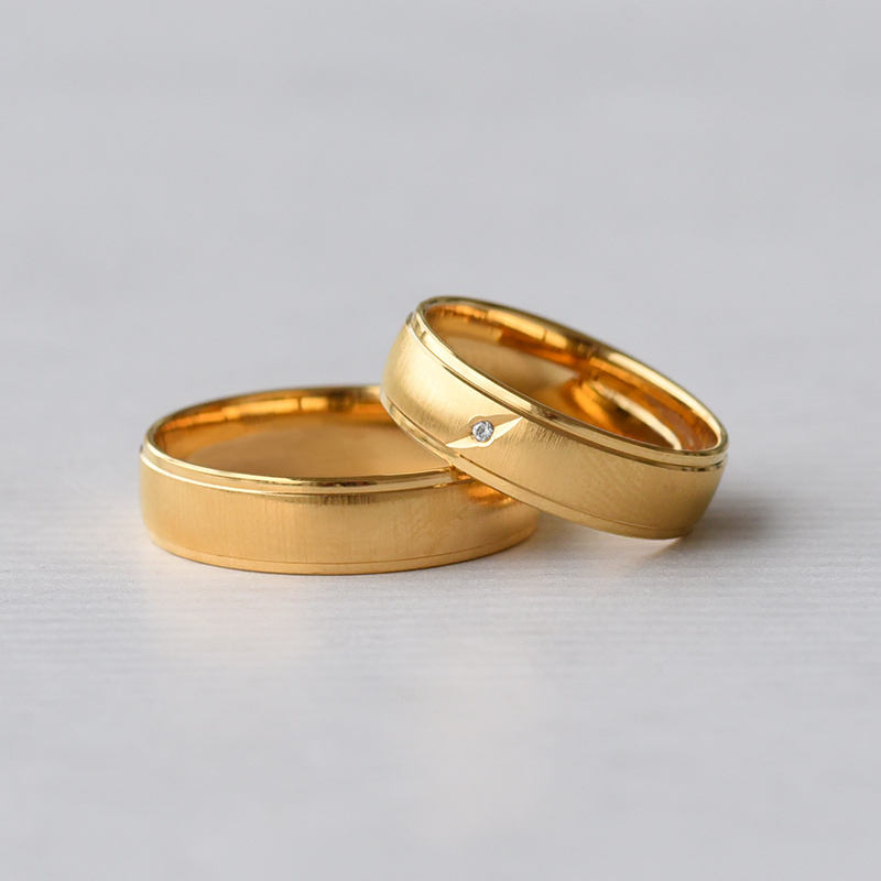 Zlaté svadobné obrúčky s matným povrchom a diamantom 72410
