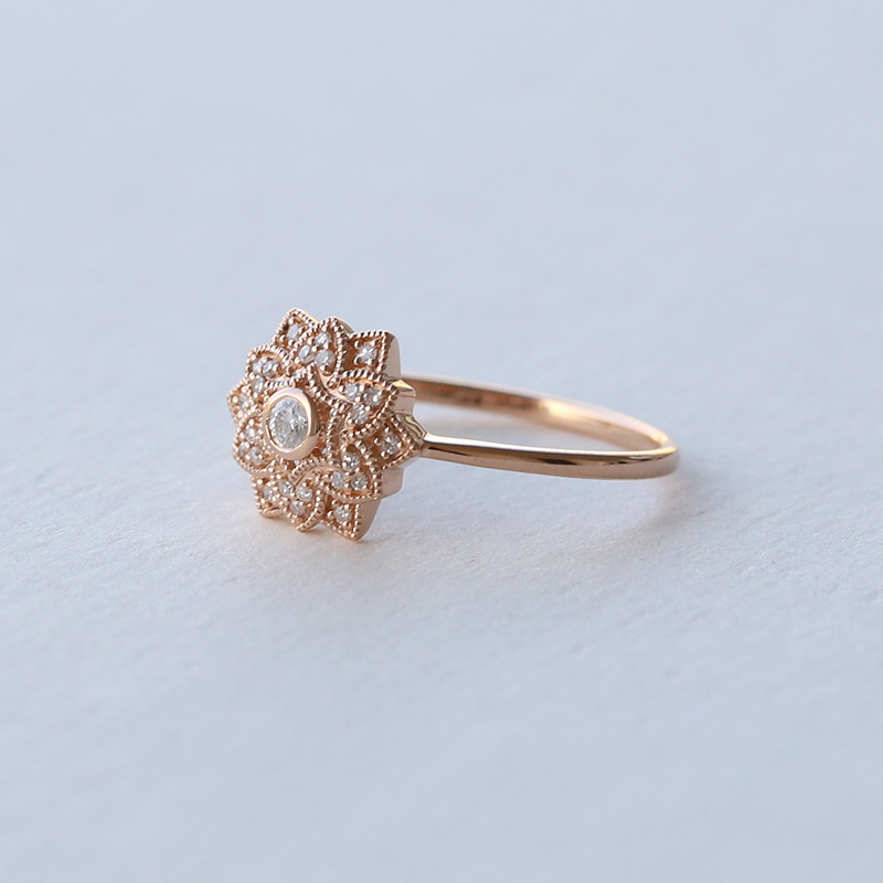 Prsteň so zlatým kvetinou z diamantov 73670