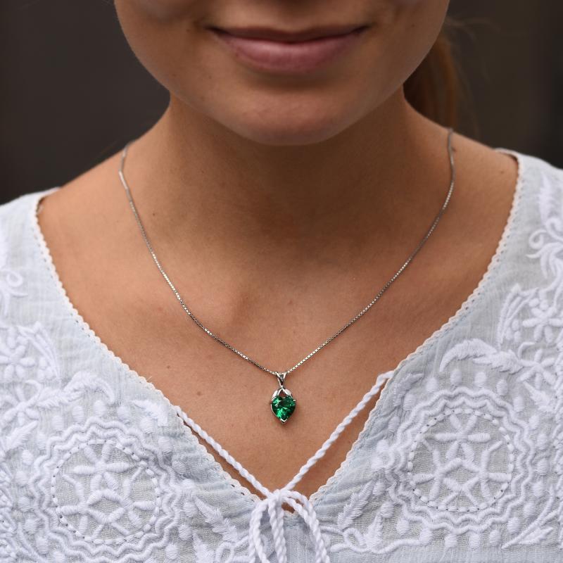 Strieborný náhrdelník so smaragdom 75060