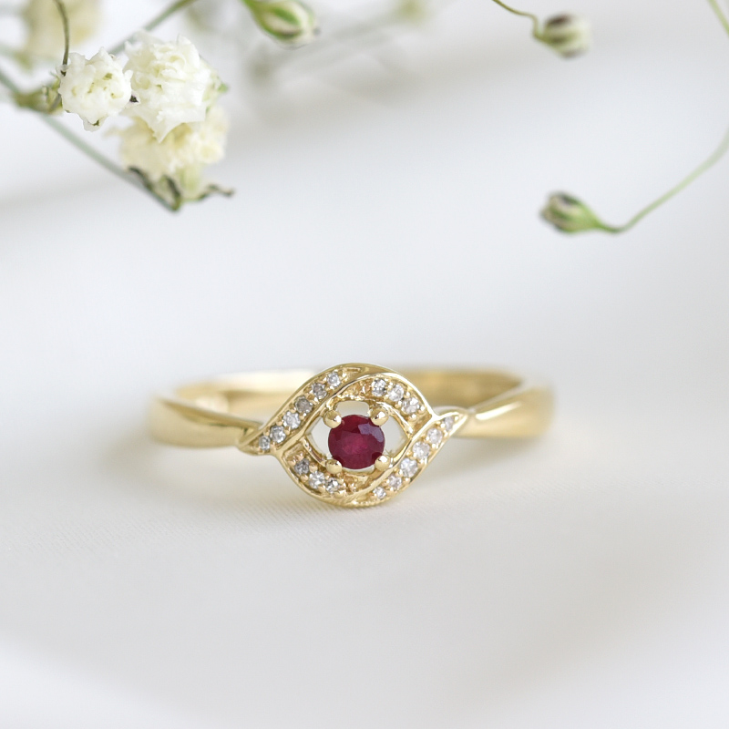 Zásnubný rubínový prsteň s postrannými diamantmi