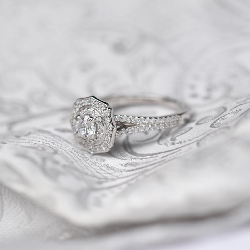 Extravagantný diamantový zásnubný prsteň v halo štýle