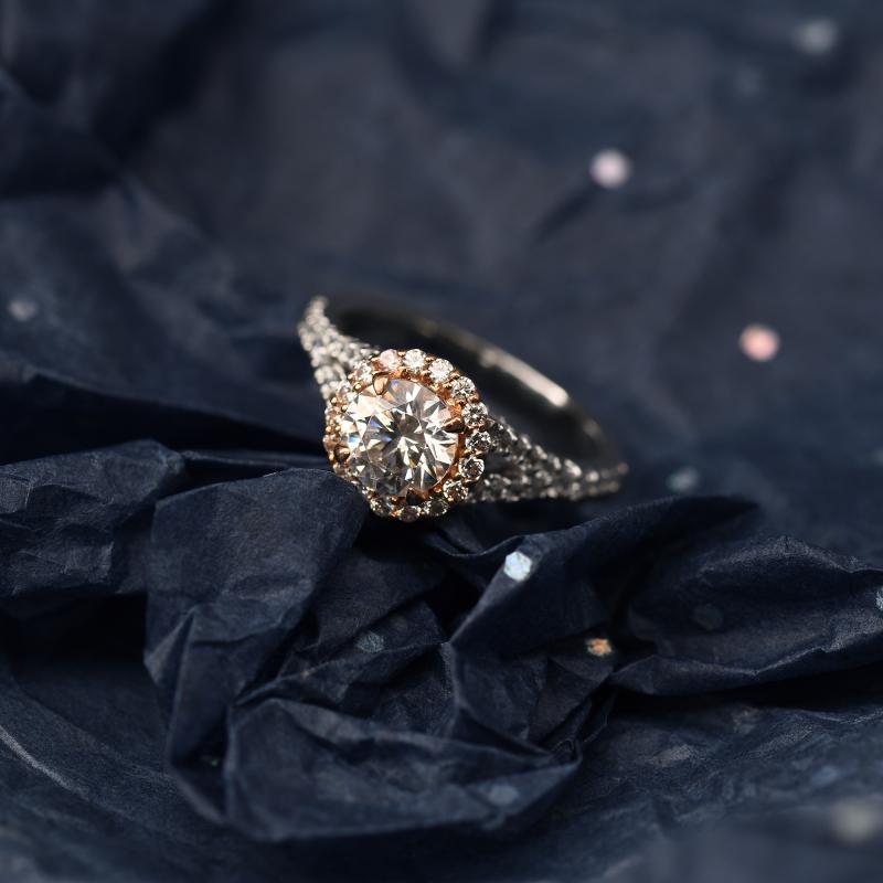 Zlatý romantický zásnubný prsteň s diamantmi