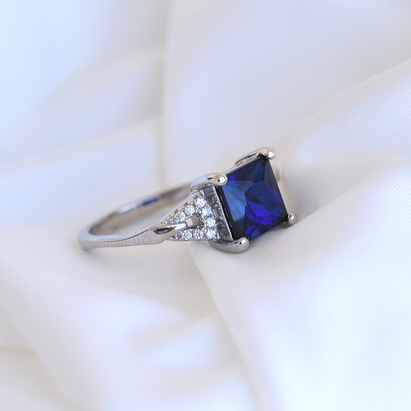 prsteň s modrým zafírom a zirkónmi zo striebra 82670