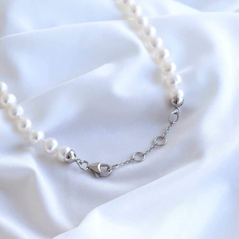 Decentný strieborný perlový náhrdelník 83480
