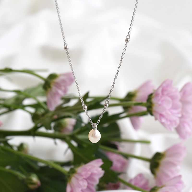 Decentný náhrdelník s bielou perlou 83580