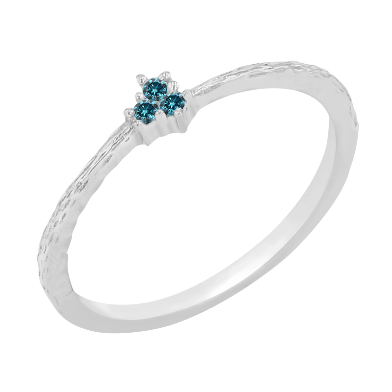 Jemný strieborný prsteň s modrými diamantmi