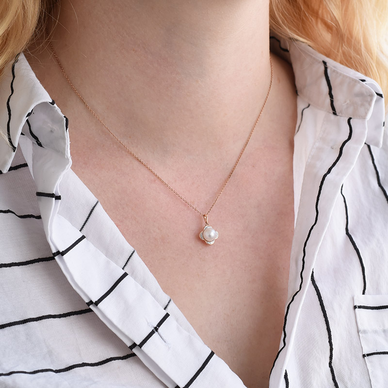 Prívesok s perlou a diamanty v tvare kvetiny 87410