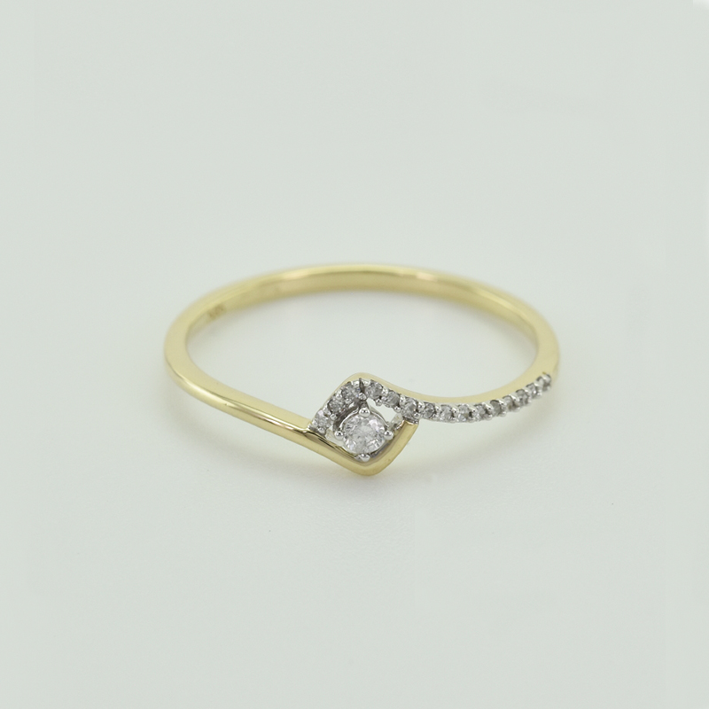 Zlatý romantický zásnubný prsteň s diamantmi 90970