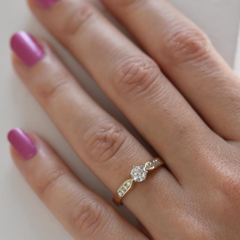 Zásnubný prsteň s moissanitom a diamantmi Kacie 100241
