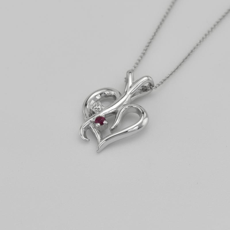 Strieborný prívesok v tvare srdca s rubínom a diamantom Hartley 103311