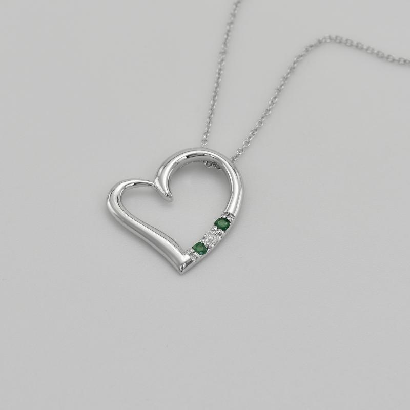 Strieborný prívesok srdce so smaragdmi a diamantom Janey 103581