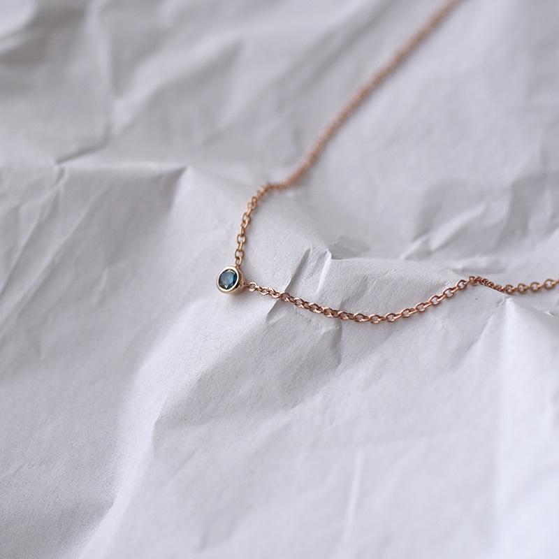 Strieborný minimalistický náhrdelník s modrým diamantom Vieny 103691