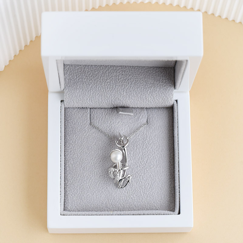 Strieborný čert v náhrdelníku s perlou a lab-grown diamantmi Devil 104251
