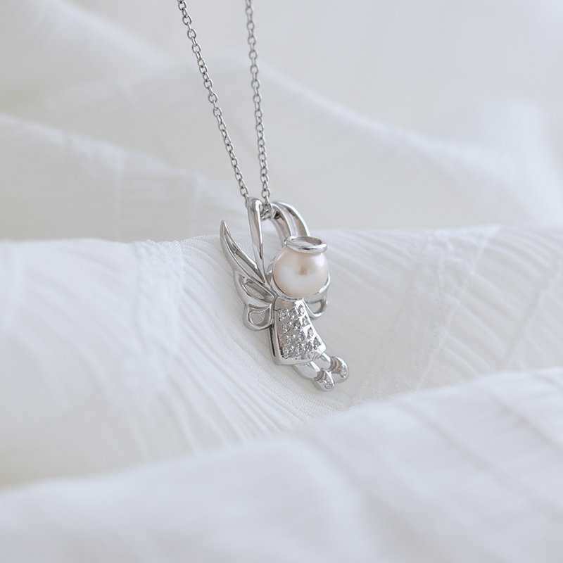 Strieborný anjel v náhrdelníku s perlou a lab-grown diamantmi Angelo 104261