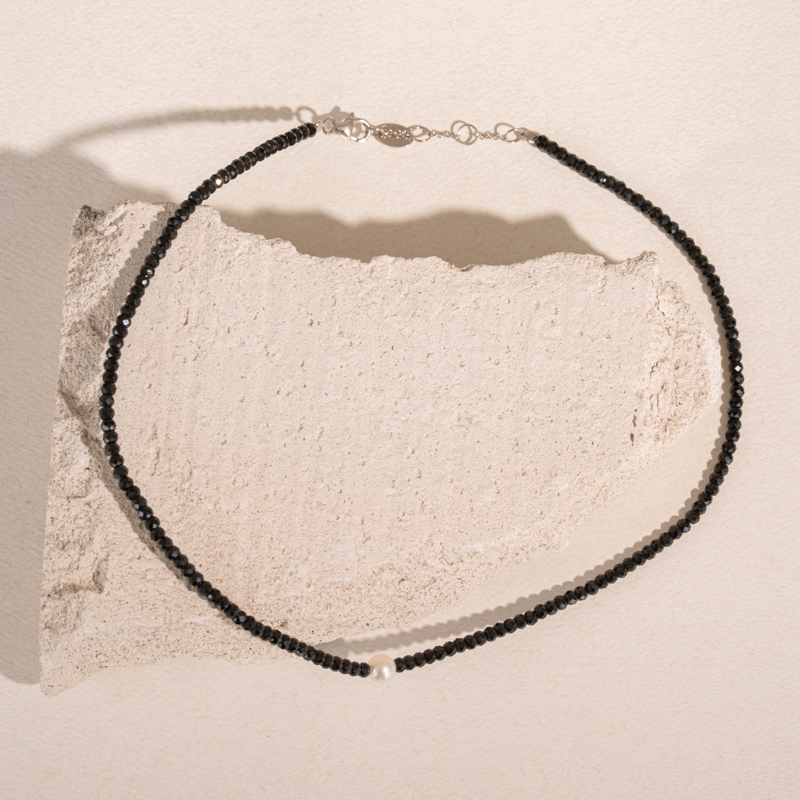 Strieborný náhrdelník s perlou a spinelovými korálkami Rico 104341