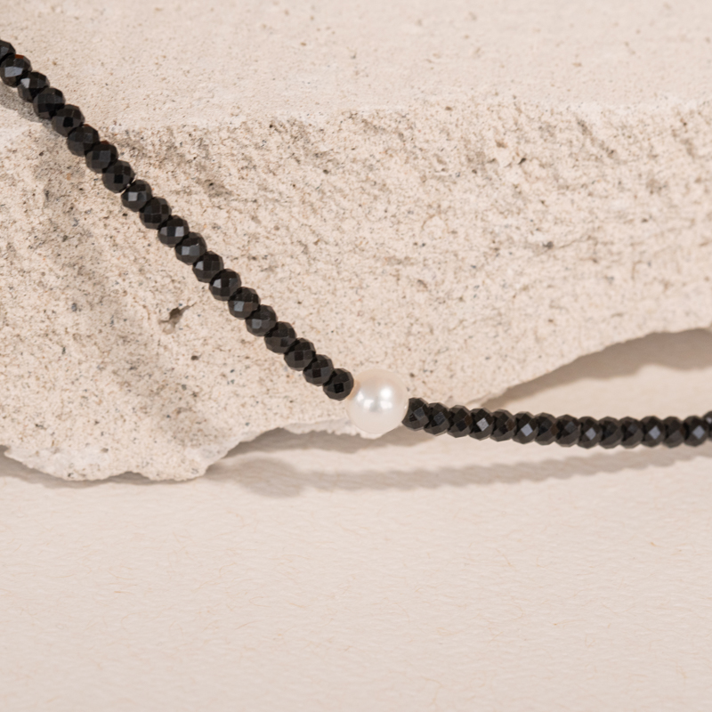 Strieborný náramok s perlou a spinelovými korálkami Kylo 108681