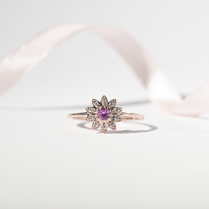Kvetinový prsteň s ružovým zafírom a lab-grown diamantmi Noya 113041