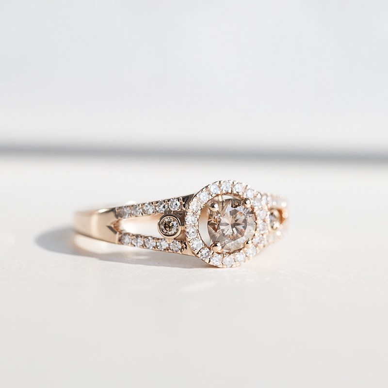 Zlatý prsteň s champagne a bielymi diamantmi Tavaris 114361
