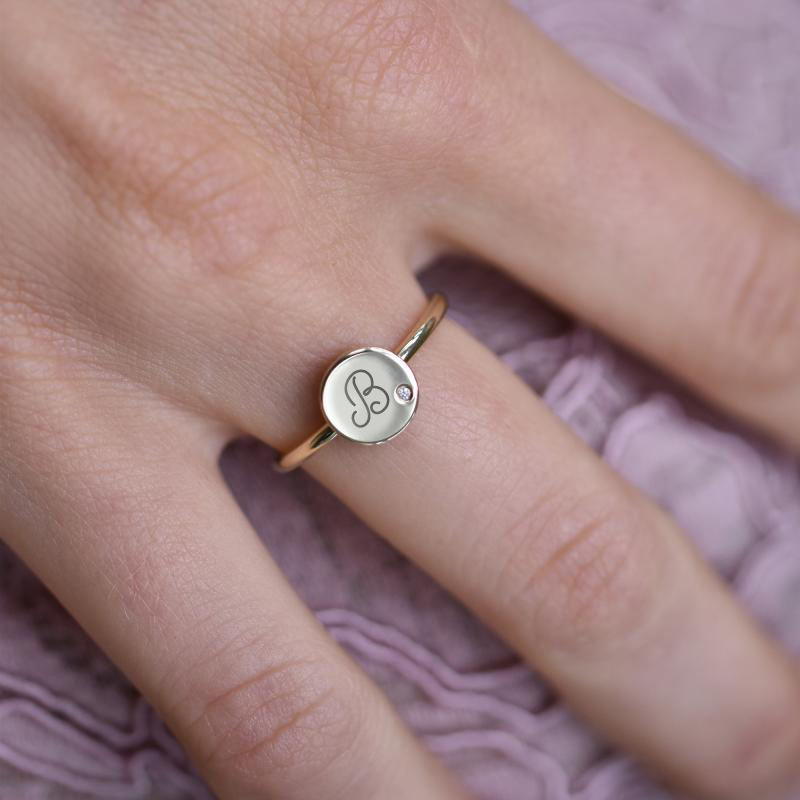 Zlatý prsteň s diamantom a gravírom písmena Amisch 115181