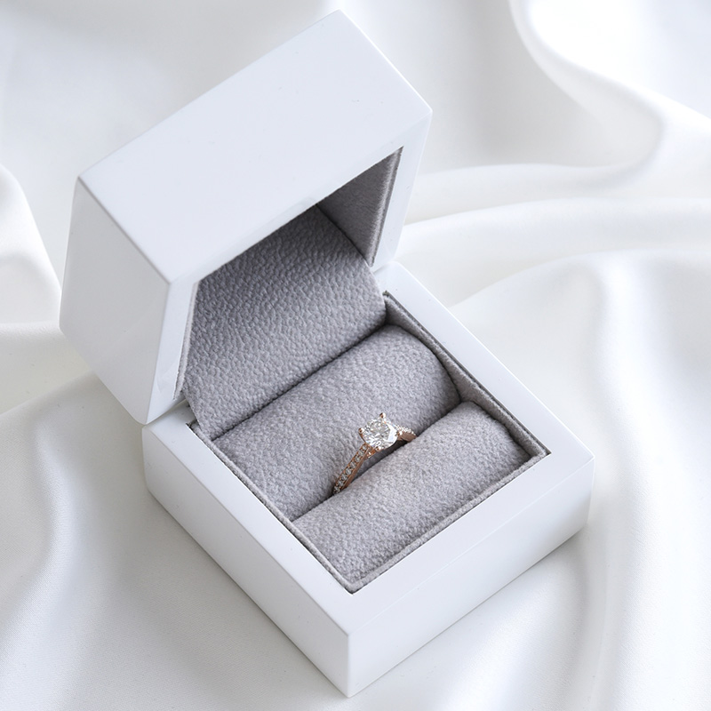 Zásnubný prsteň s moissanitom a postrannými diamantmi Alani 115901