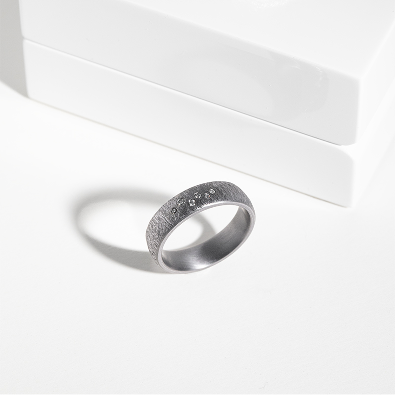 Škrabané snubné prstene z tantalu s diamantmi Nell 123741