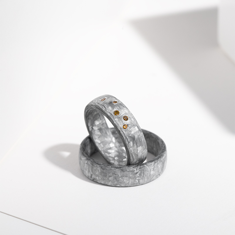 Mierne zaoblené snubné prstene z karbónu s koňakovými diamantmi Torres 124221