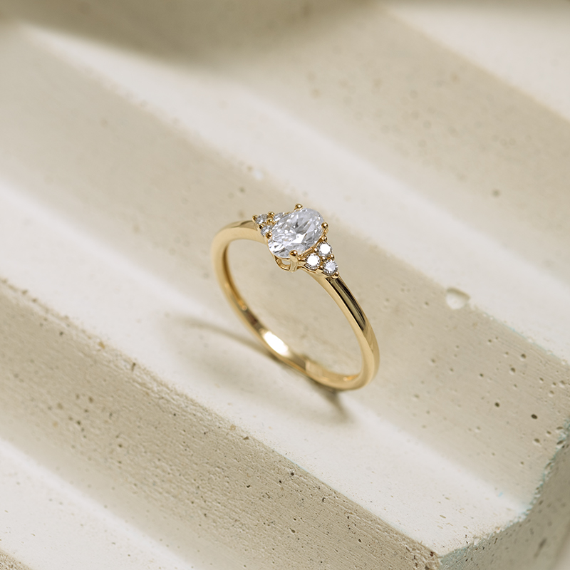 Zásnubný prsteň s moissanitom a lab-grown diamantmi Kylie 124601