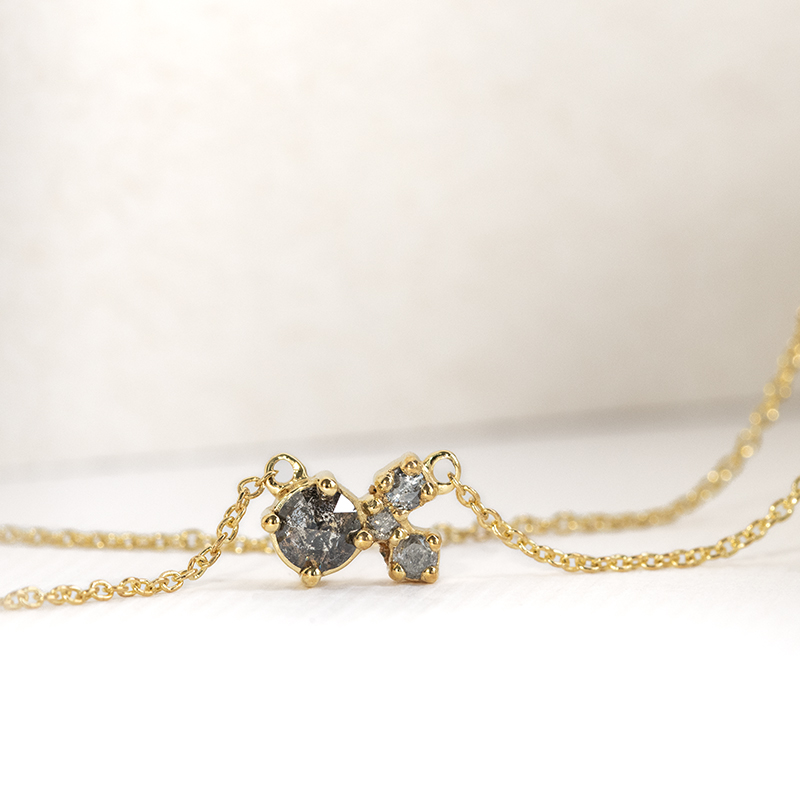 Strieborný cluster náhrdelník so salt and pepper diamantmi Maizie 126001