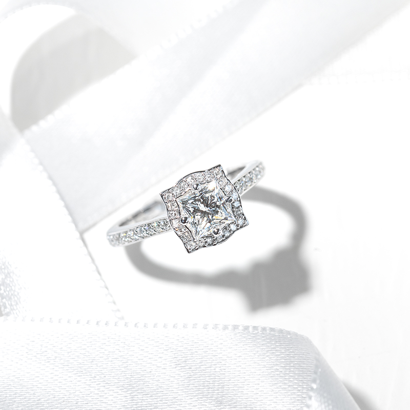 Halo zásnubný prsteň s princess diamantom Moani 126101
