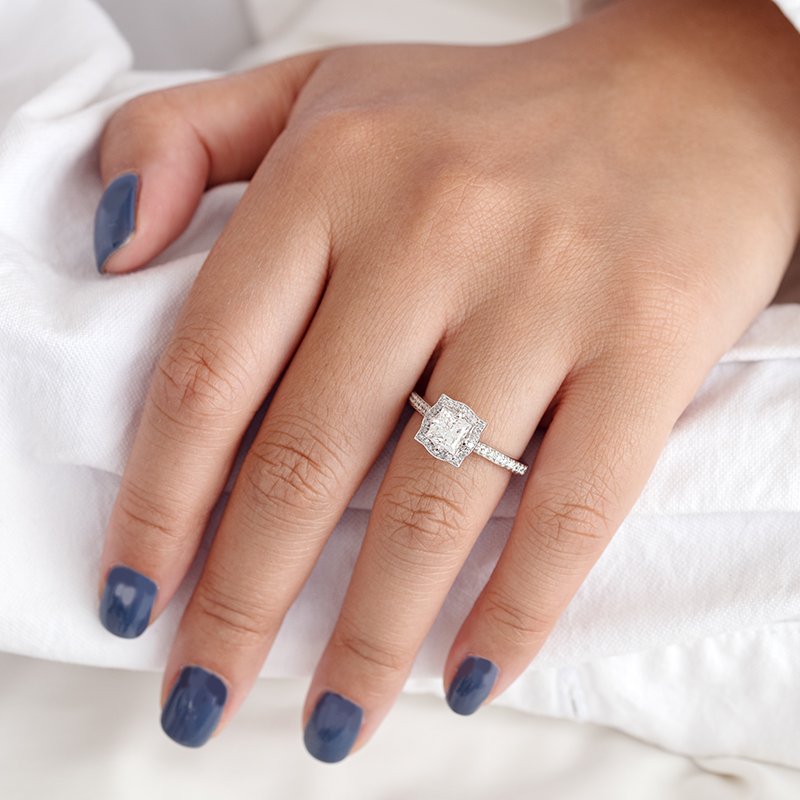 Halo zásnubný prsteň s princess diamantom Moani 126261