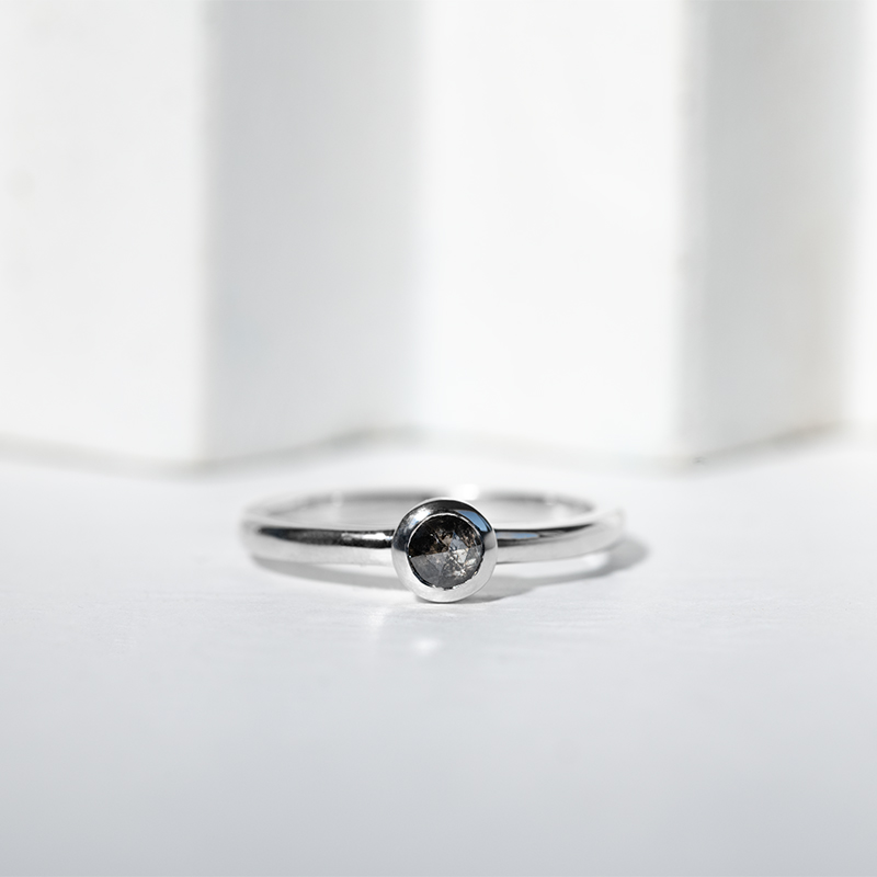 Minimalistický prsteň so salt and pepper diamantom Kathleen 128301