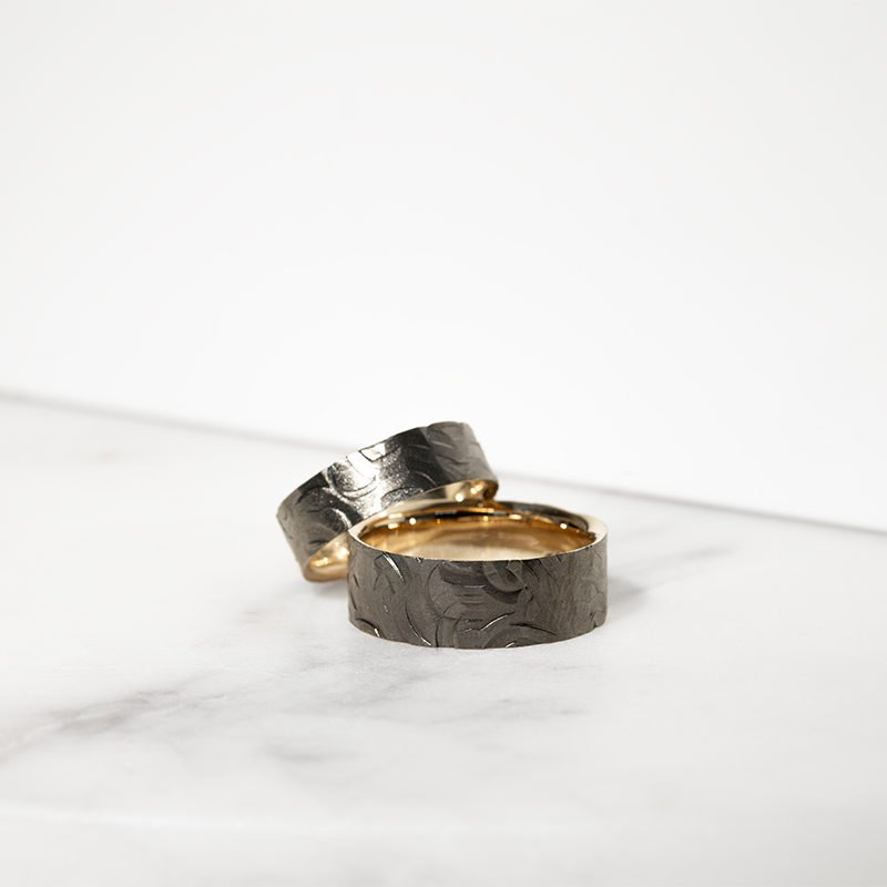Zlaté svadobné prstene s reliéfnym povrchom a čiernym ruténiom Susam 129721