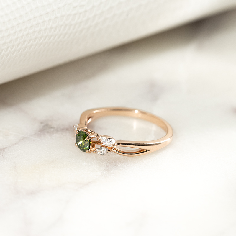 Zásnubný prsteň so zeleným diamantom a marquise lab-grown diamantmi Fera 132421