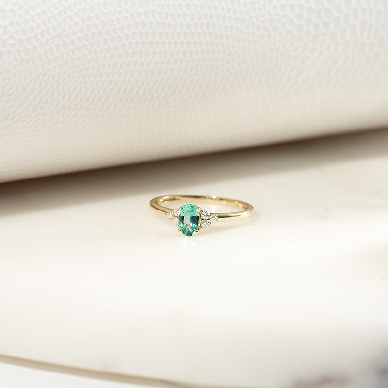 Zásnubný prsteň so smaragdom a diamantmi Kylie 132701