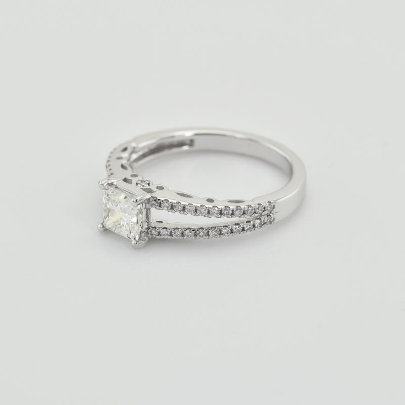 Zásnubný prsteň s princess diamantom a bočnými diamantmi 27111