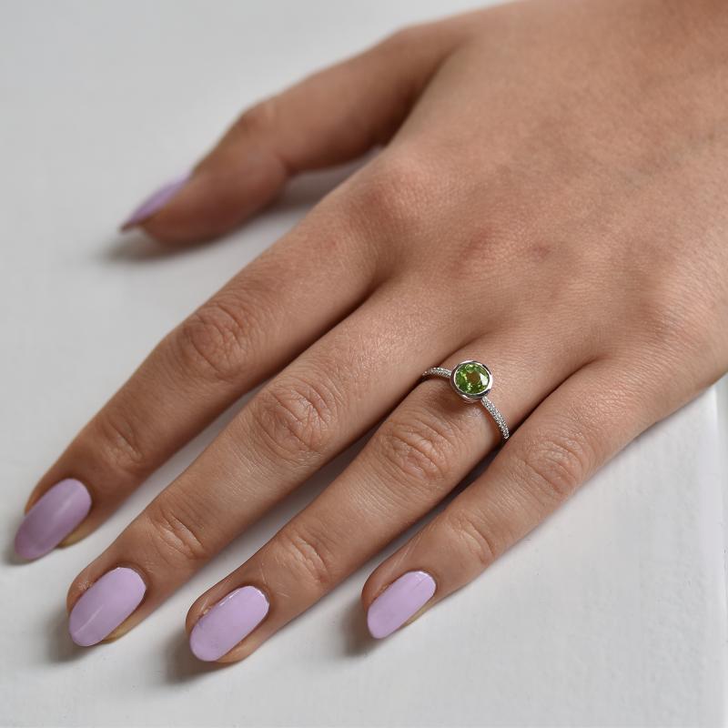 Žiarivý zlatý prsteň s olivínom 30681