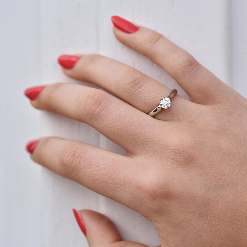 Platinový zásnubný prsteň s diamantom 42731
