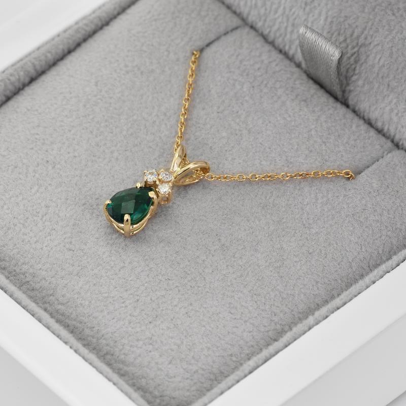 Smaragdová slza v zlatom náhrdelníku