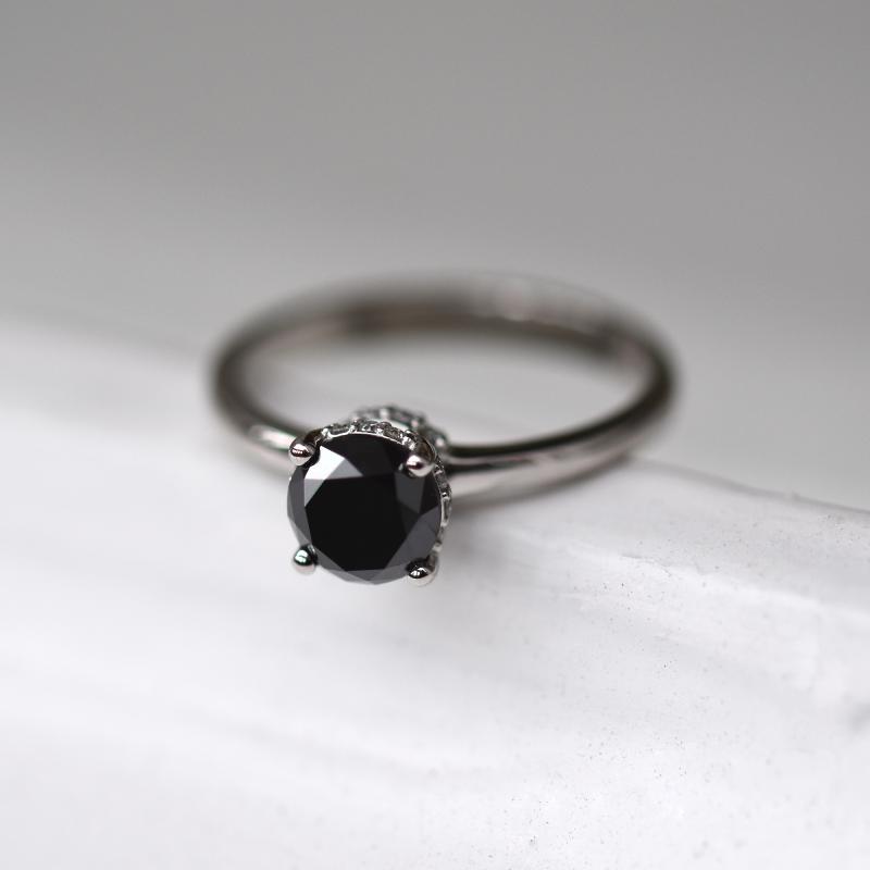 Zlatý zásnubný prsteň s čiernym a bielymi diamantmi 48691