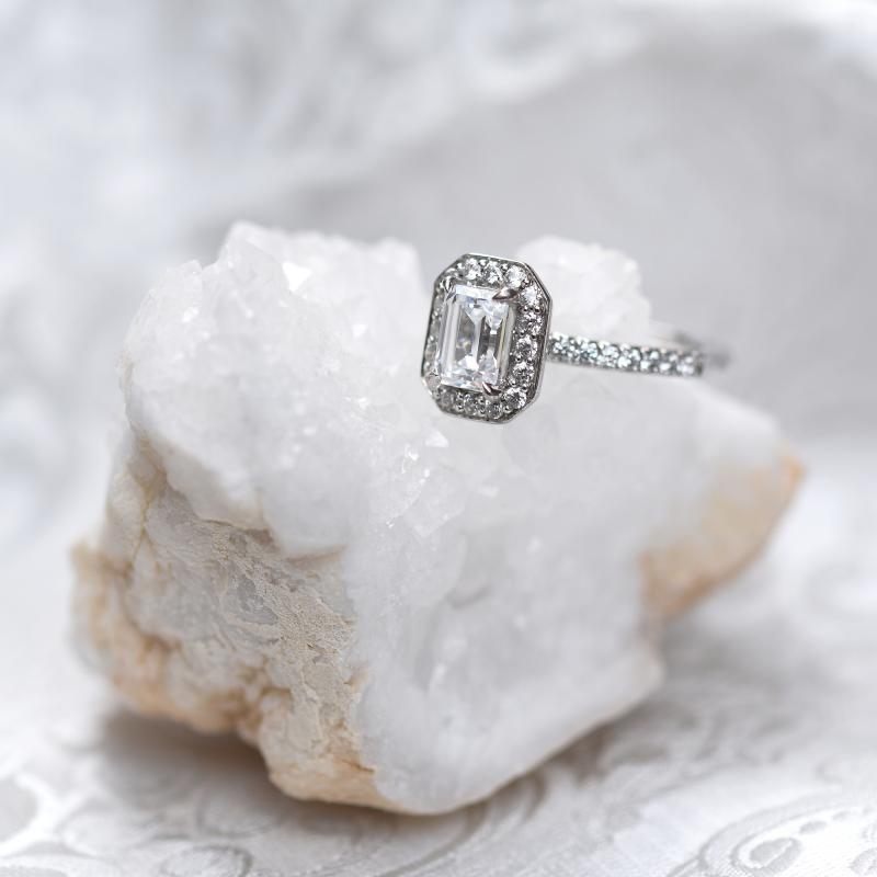 Zásnubný prsteň s veľkým diamantom a postrannými diamantmi 49621