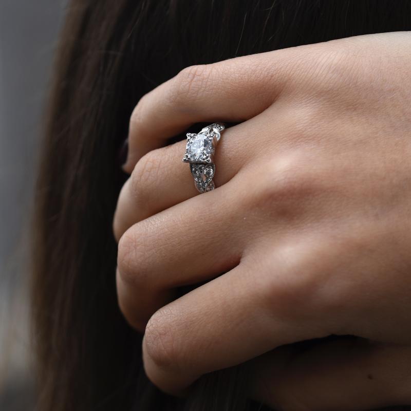 Romantický zásnubný prsteň s diamantmi 49651