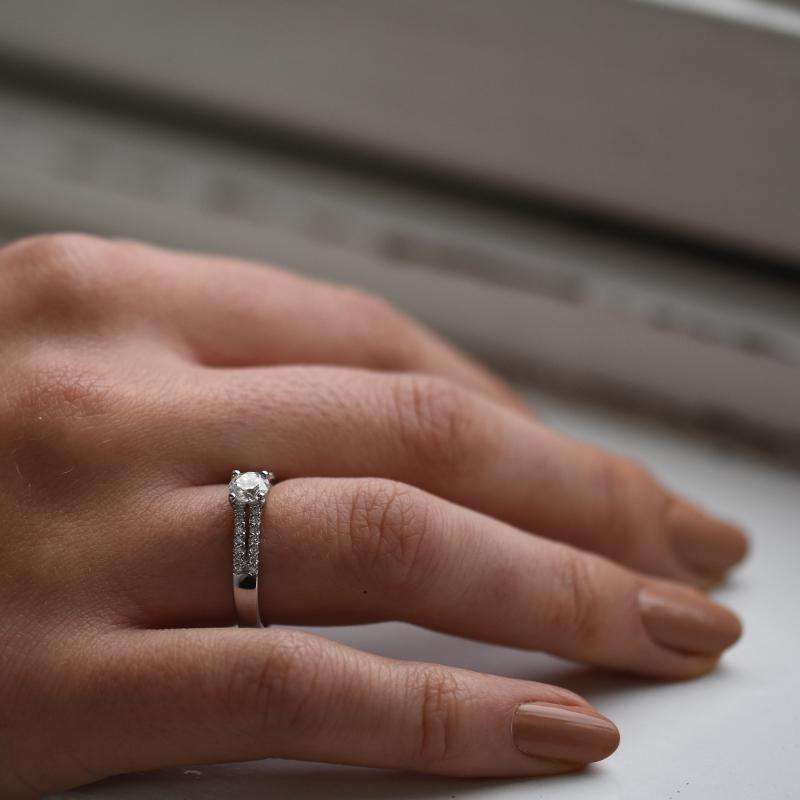 Platinový zásnubný prsteň s diamantom 51071