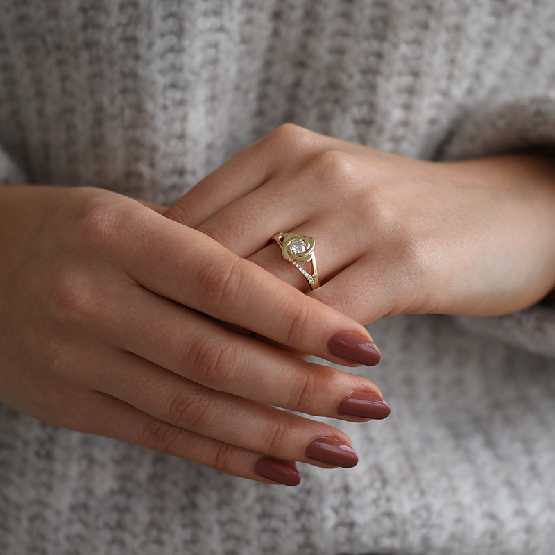 Zásnubný prsteň v tvare ruže s diamantmi 58061