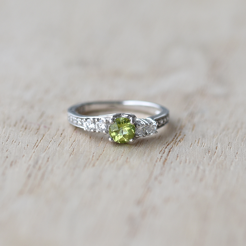 Romantický strieborný prsteň s olivínom 58531