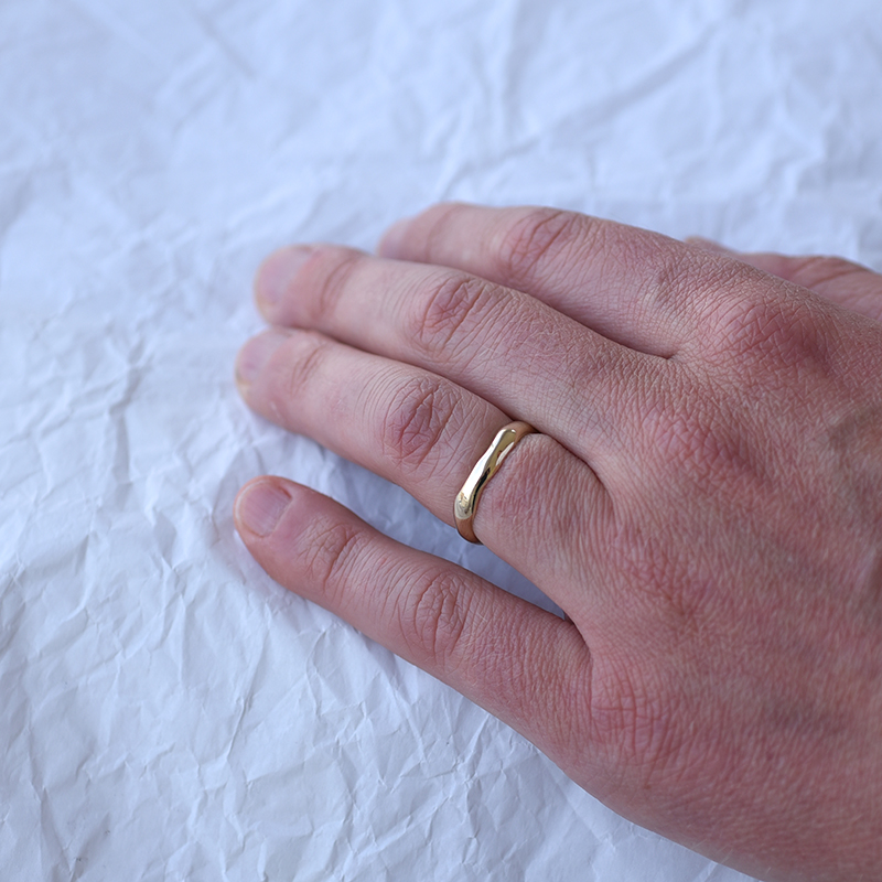 Nepravidelný zlatý pánsky snubný prsteň 62561