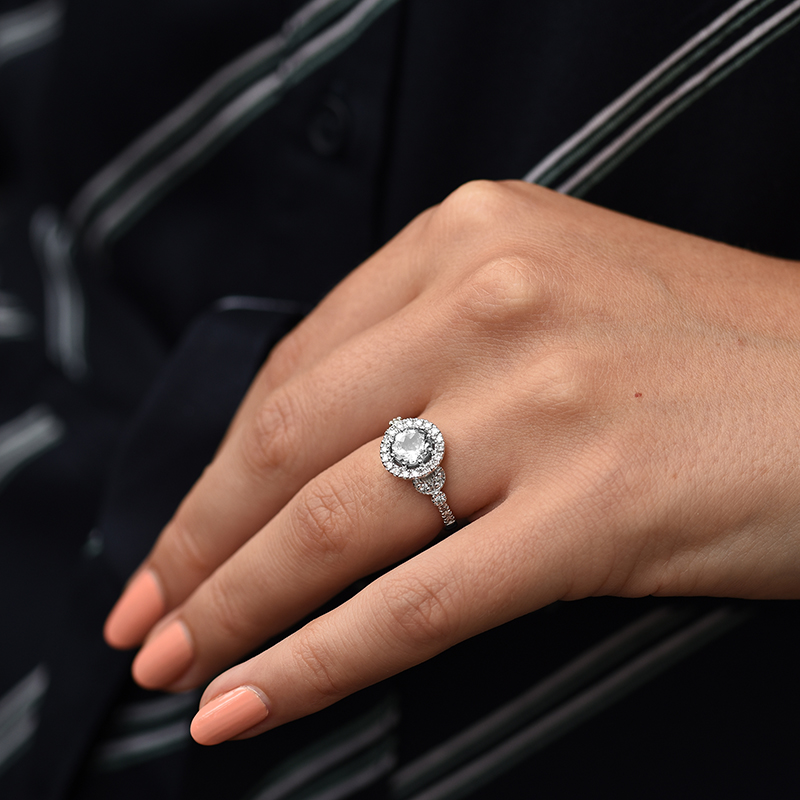Zásnubný halo prsteň s moissanitu a diamantmi 63531
