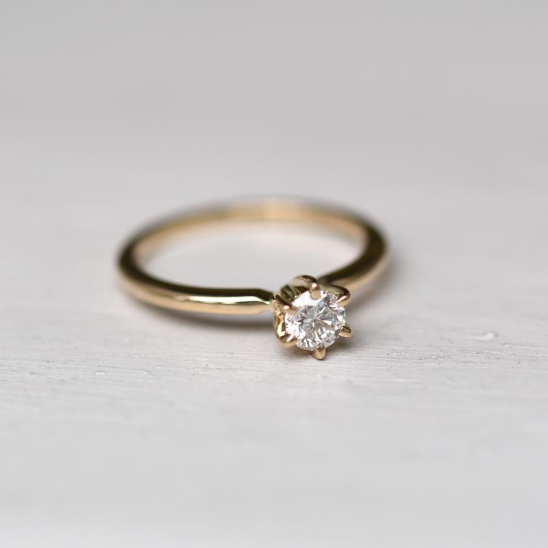 Zlatý zásnubný prsteň s diamantom 64741
