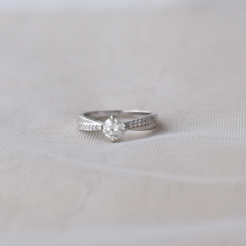 Zásnubný prsteň s diamantmi 65331