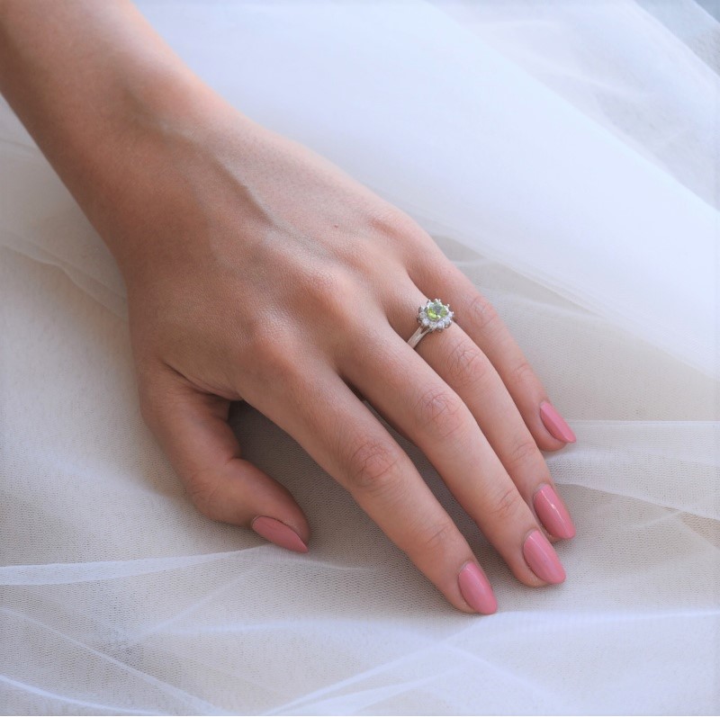 Strieborný olivínový prsteň so zirkónmi 65861