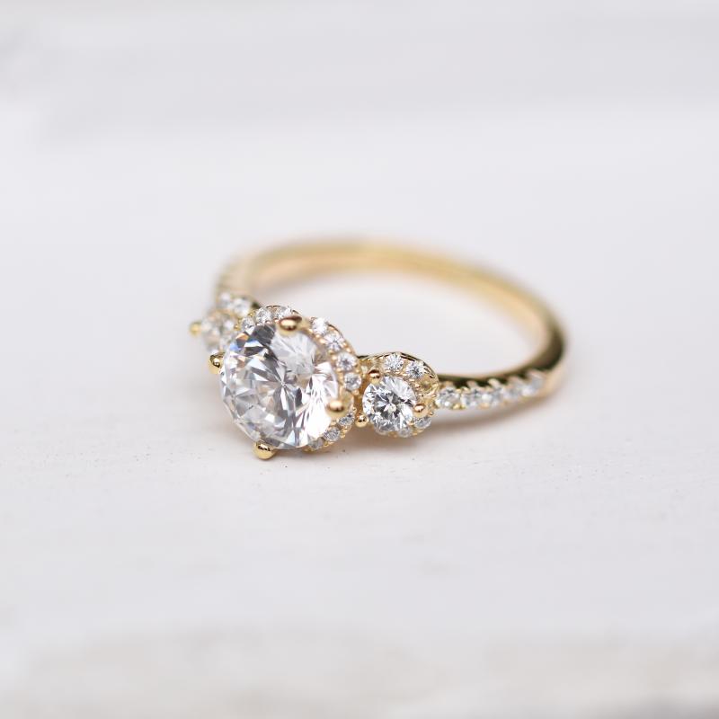 Zlatý prsteň s tromi diamantmi 66081